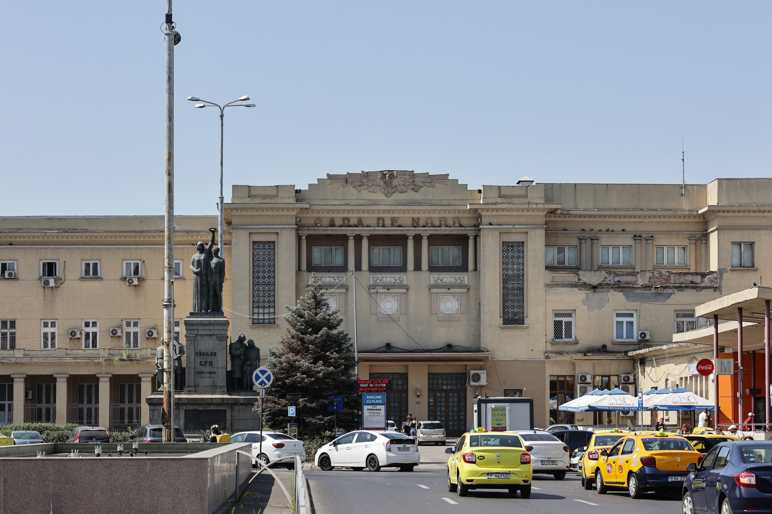 Icoane, merdenele și chiloți. Între istorie și mizerie: ce s-a ales de una dintre cele mai importante clădiri din București
