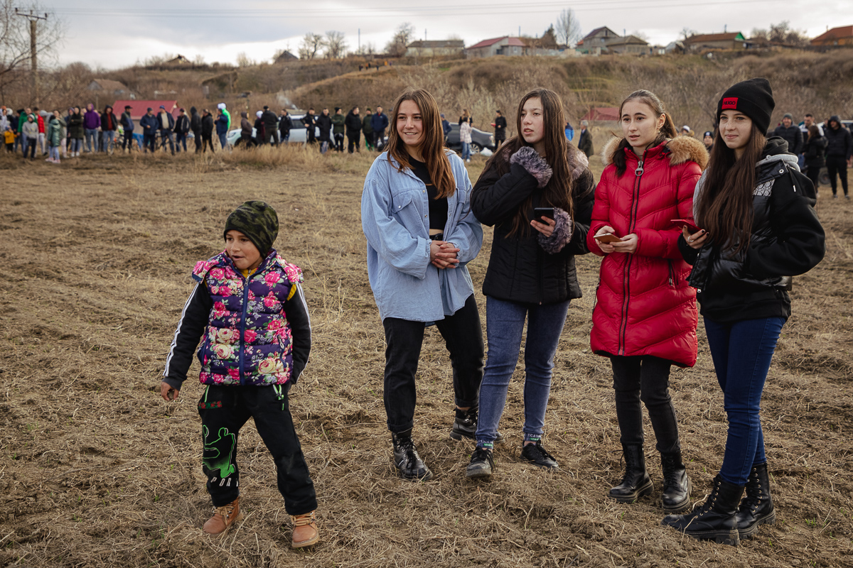 REPORTAJ Boboteaza pe malul Dunării, în comuna Ostrov: procesiune la debarcader, concurs de prins crucea și curse de cai