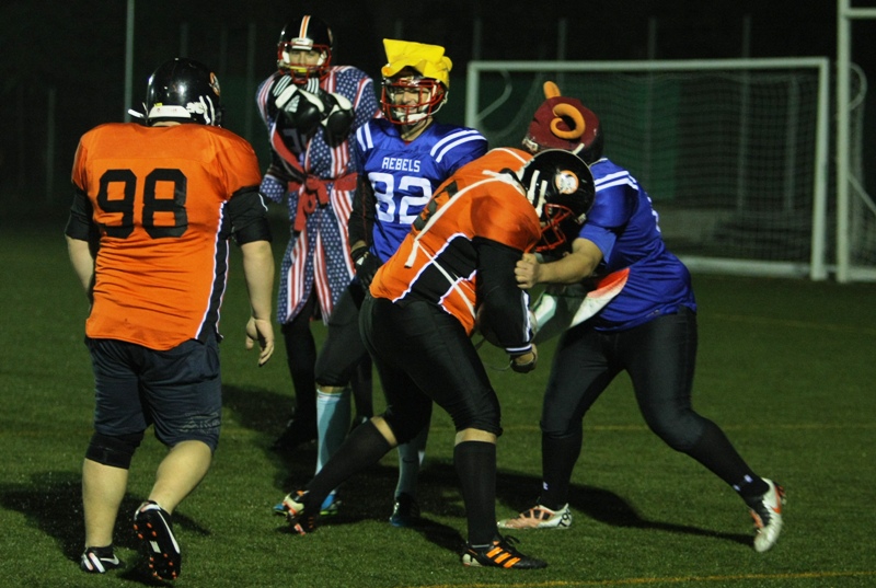 FOTO / Meci de groază la ”Arcul de Triumf”! Arlechinii şi Rebelii au jucat rugby-fotbal american