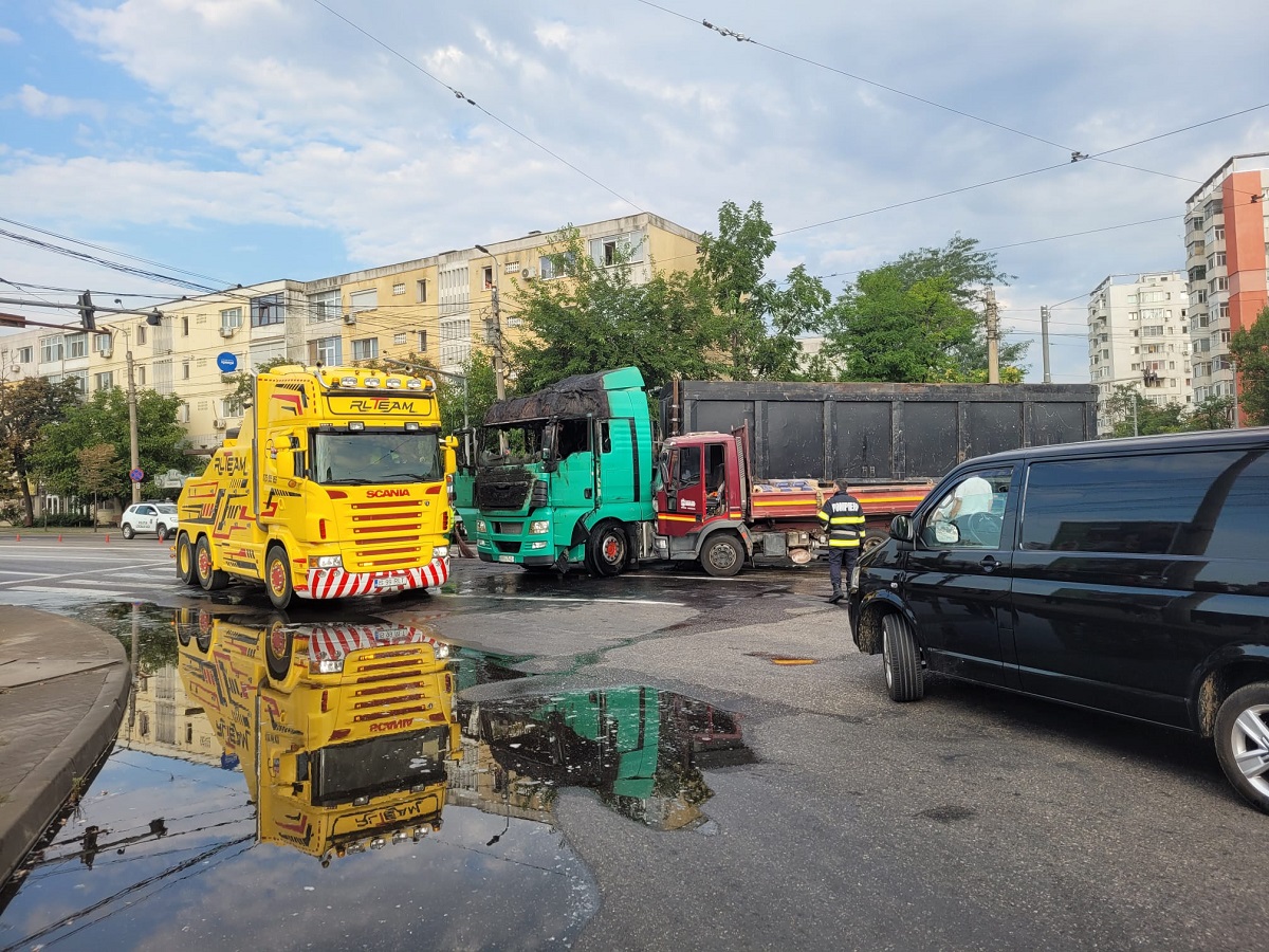 Momentul dramatic în care un camion ia foc într-o intersecție din Iași, după un accident în care a fost lovit de un autoturism. VIDEO