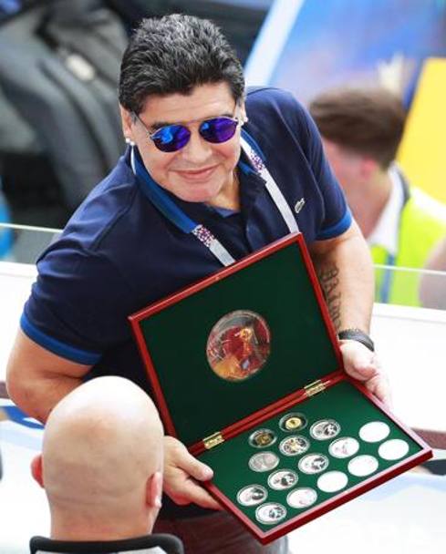 Reacțiile lui Diego Maradona din timpul meciului Franța - Argentina 4-3. La final, a pus tunurile pe selecționer / GALERIE FOTO