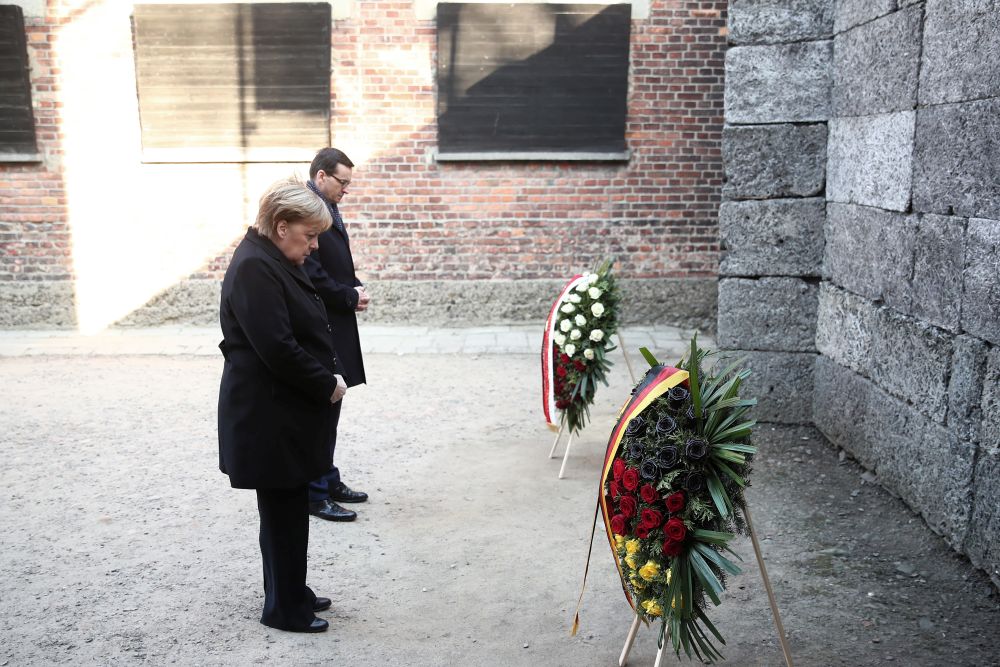 VIDEO | Angela Merkel a vizitat prima oară lagărul de la Auschwitz. Cancelarul german și-a exprimat „rușinea profundă”