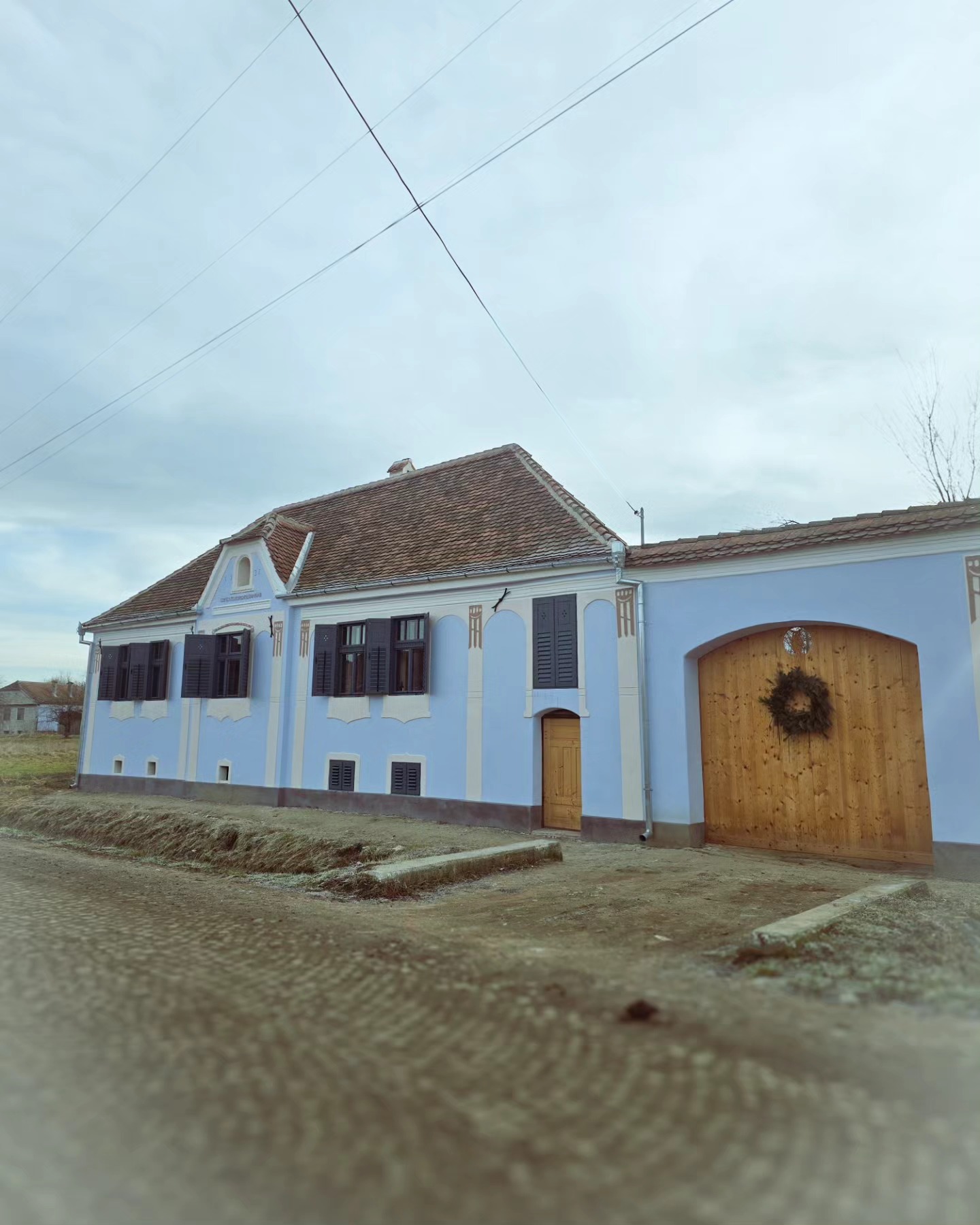 Imagini din casa de la Viscri a Danei Rogoz, decorată de Crăciun. Bradul l-a așezat pe masa din bucătărie, iar coronița a pus-o pe poartă