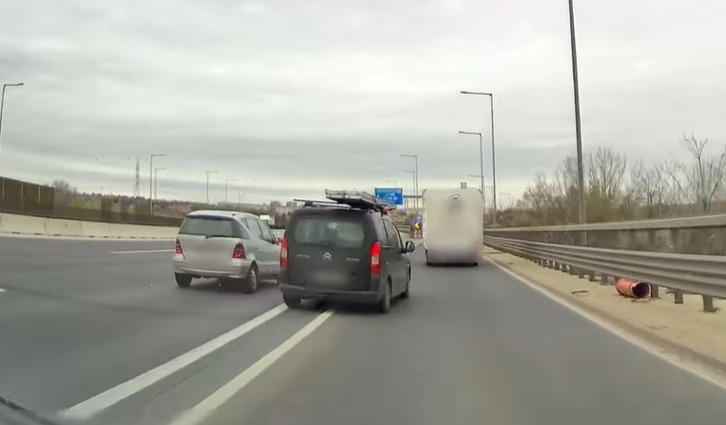 Videón a sofőr, aki gátlástalan módon előzgetett és autókat szorított le az útról – Az egyik kocsival össze is ütközött