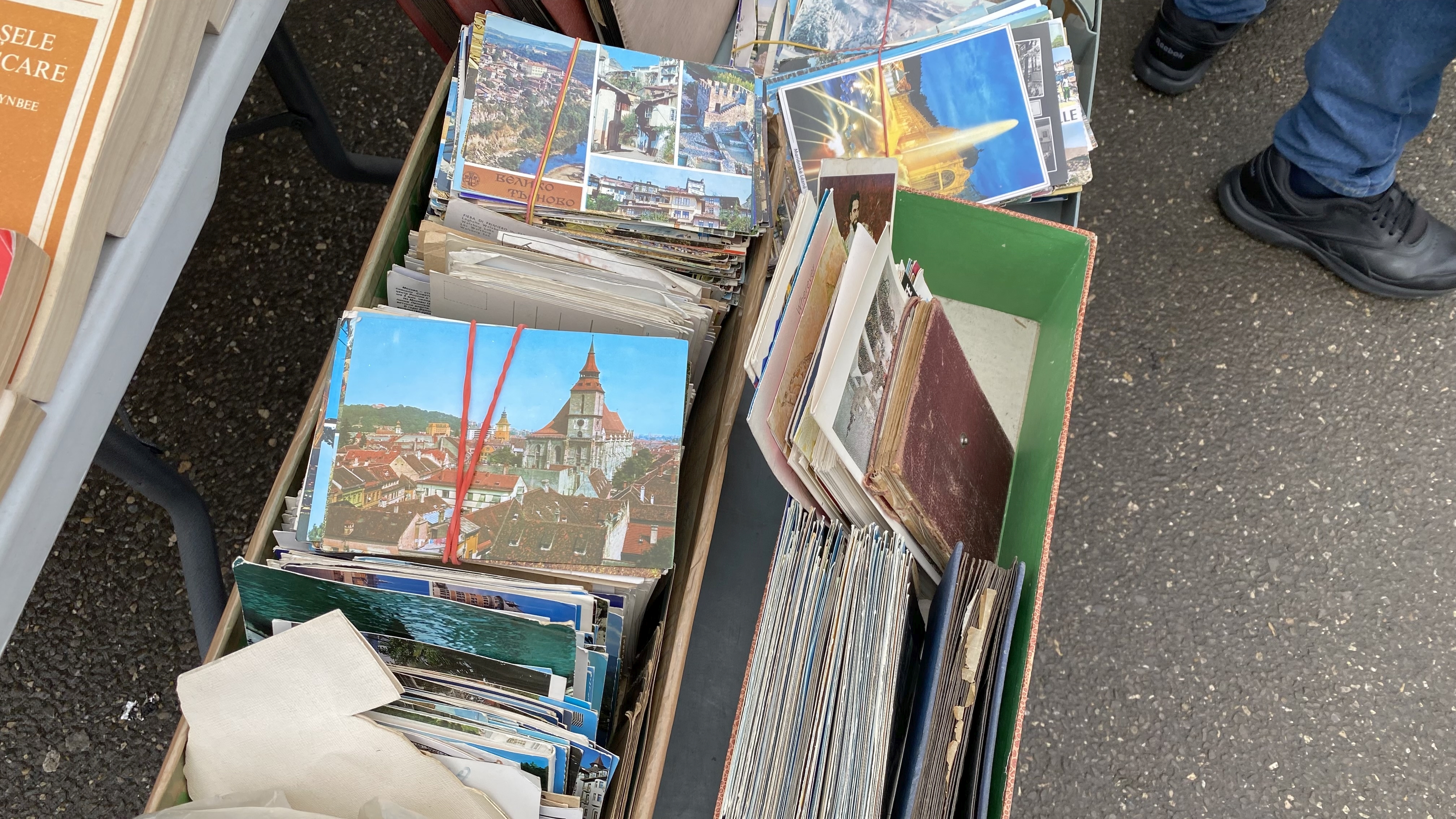 Sărăcie cât cuprinde într-un târg de vechituri din București: „Patru la zece lei! Doar cu patru eram obișnuită la școală”