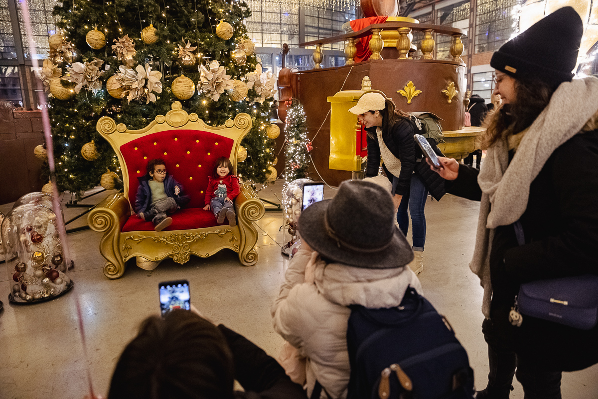 Cât costă un bilet la roata panoramică de la Târgul de Crăciun din București, de la Hala Laminor. Prețul, mai mare decât pentru o porție de mâncare