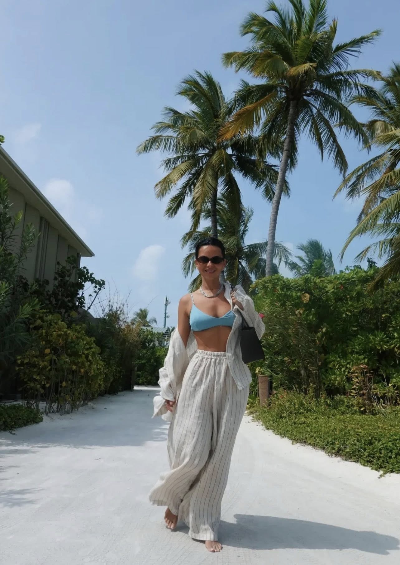Imagini cu INNA în costum de baie, în Maldive. Cât costă o noapte în resortul de lux unde e cazată: „Meriți o vacanță”
