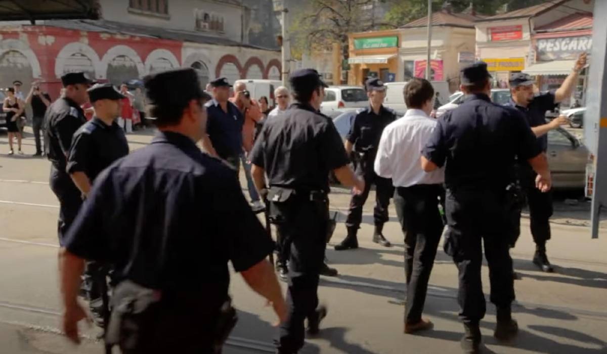 Momentul în care Nicușor Dan este băgat în dubă de către polițiști, în urmă cu 12 ani. Scriitorul Mugur Grosu a fost tratat și mai brutal de oamenii legii