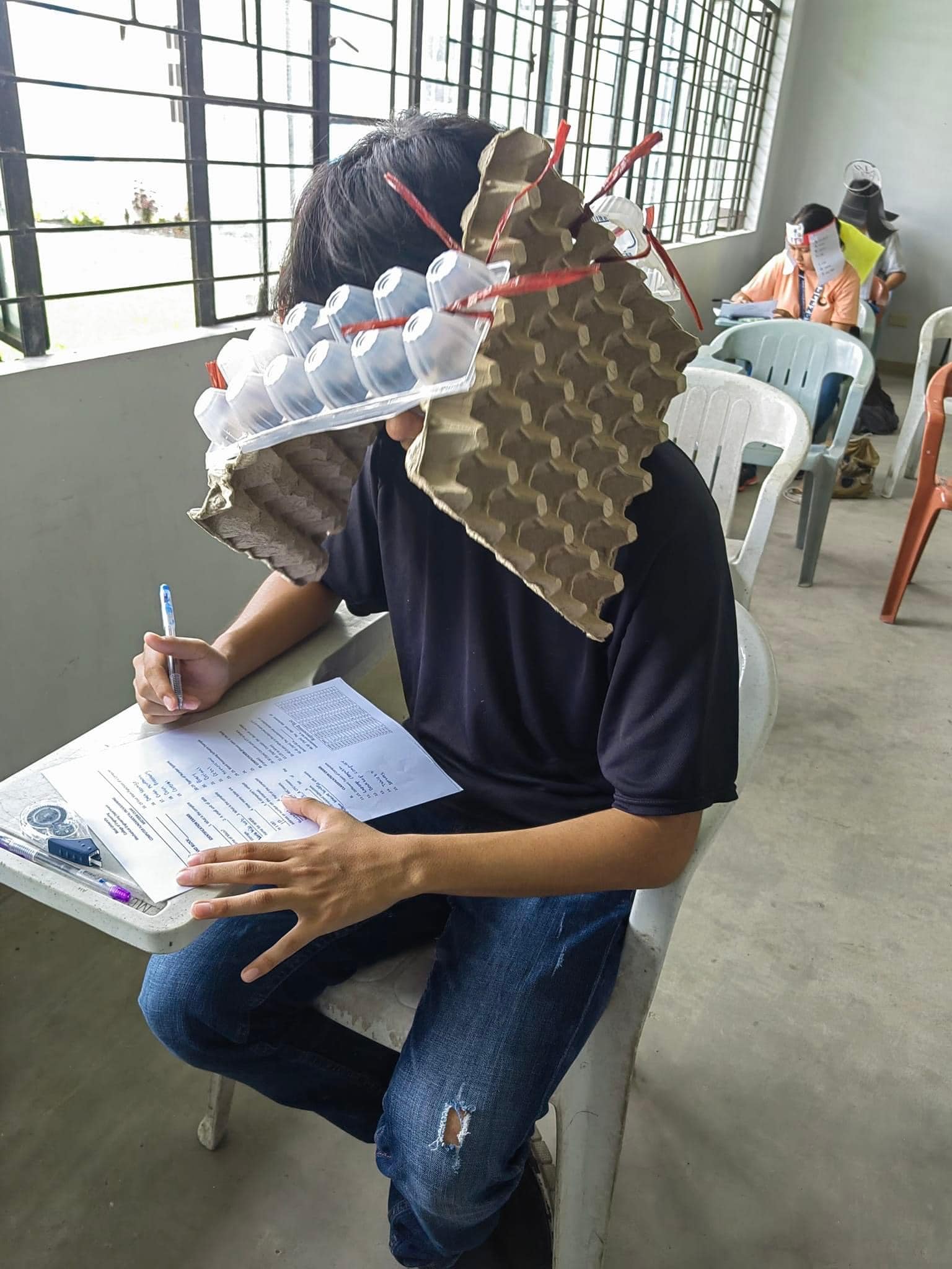FOTO. „Pălăriile anticopiat” ale unor studenţi din Filipine au devenit virale pe reţelele de socializare