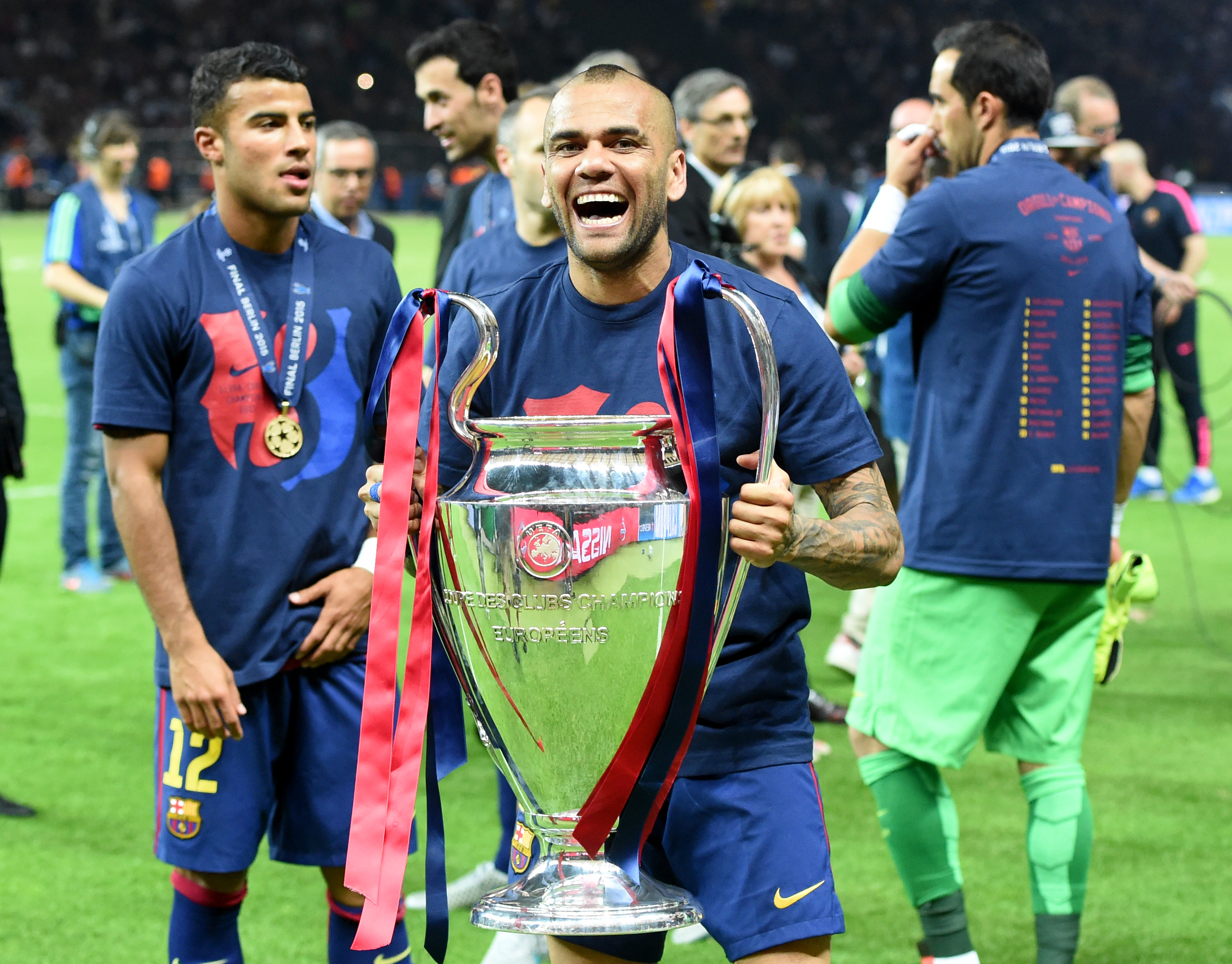 Dani Alves și-a prelungit contractul cu Barcelona până în 2017 / GALERIE FOTO