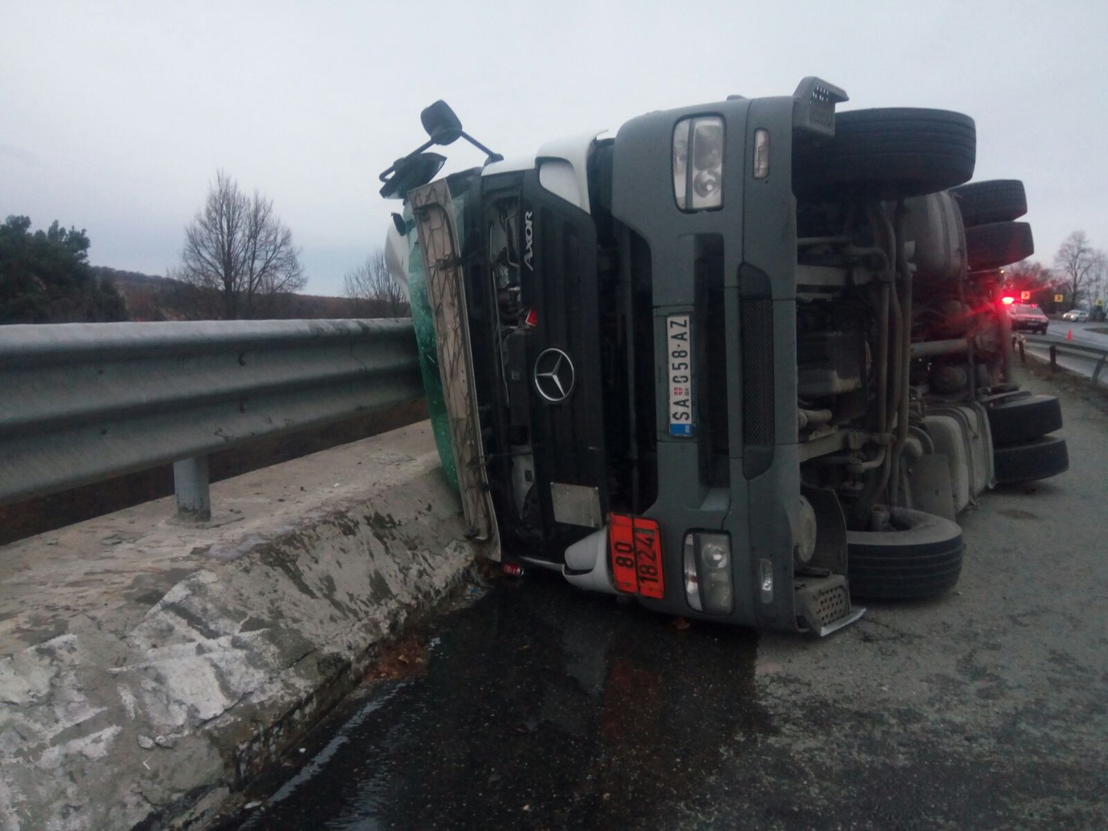 O cisternă încărcată cu sodă caustică lichidă s-a răsturnat pe DN1, în judeţul Braşov. Traficul este blocat|VIDEO&FOTO