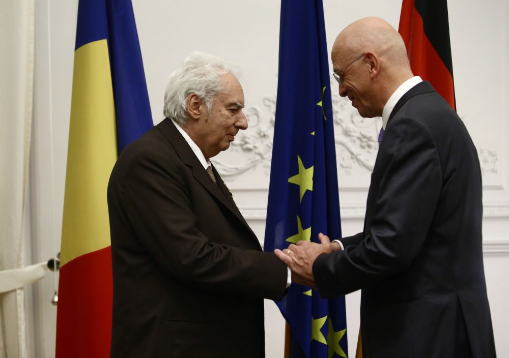 FOTO / Cel mai bine vândut scriitor român în 2016 şi 2017, decorat şi făcut cavaler de ambasadorul Germaniei la Bucureşti