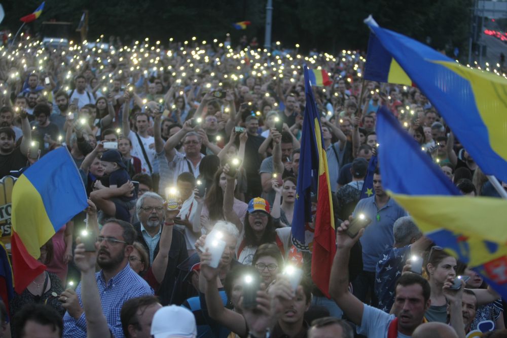 FOTO&VIDEO/ Câteva mii de persoane au protestat în Piața Victoriei, joi seară
