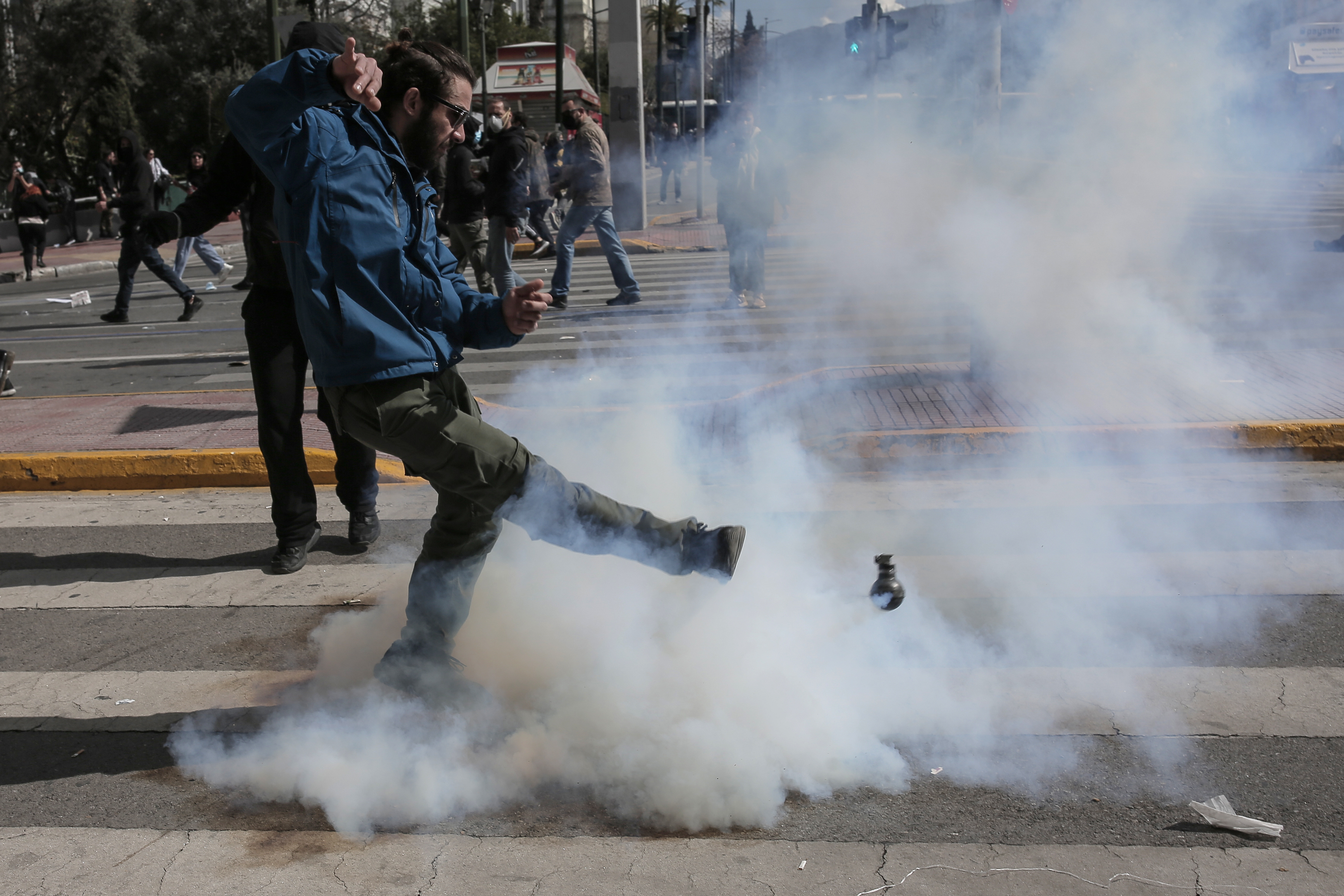 Noi proteste violente la Atena, după catastrofa feroviară. Premierul grec, scuze către popor: „Nu ar trebui să ne ascundem în spatele erorilor umane”