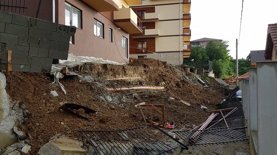Alunecare de teren în Sibiu. Locatarii unui bloc au fost mutați, după ce pământul a luat-o la vale