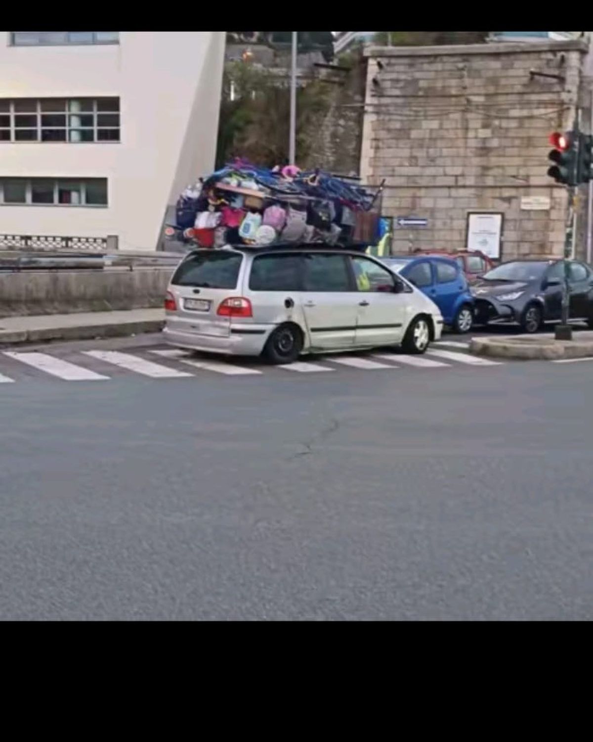 O mașină care a traversat Italia de la sud la nord a devenit virală pe rețelele sociale: „Nimeni n-a oprit-o”