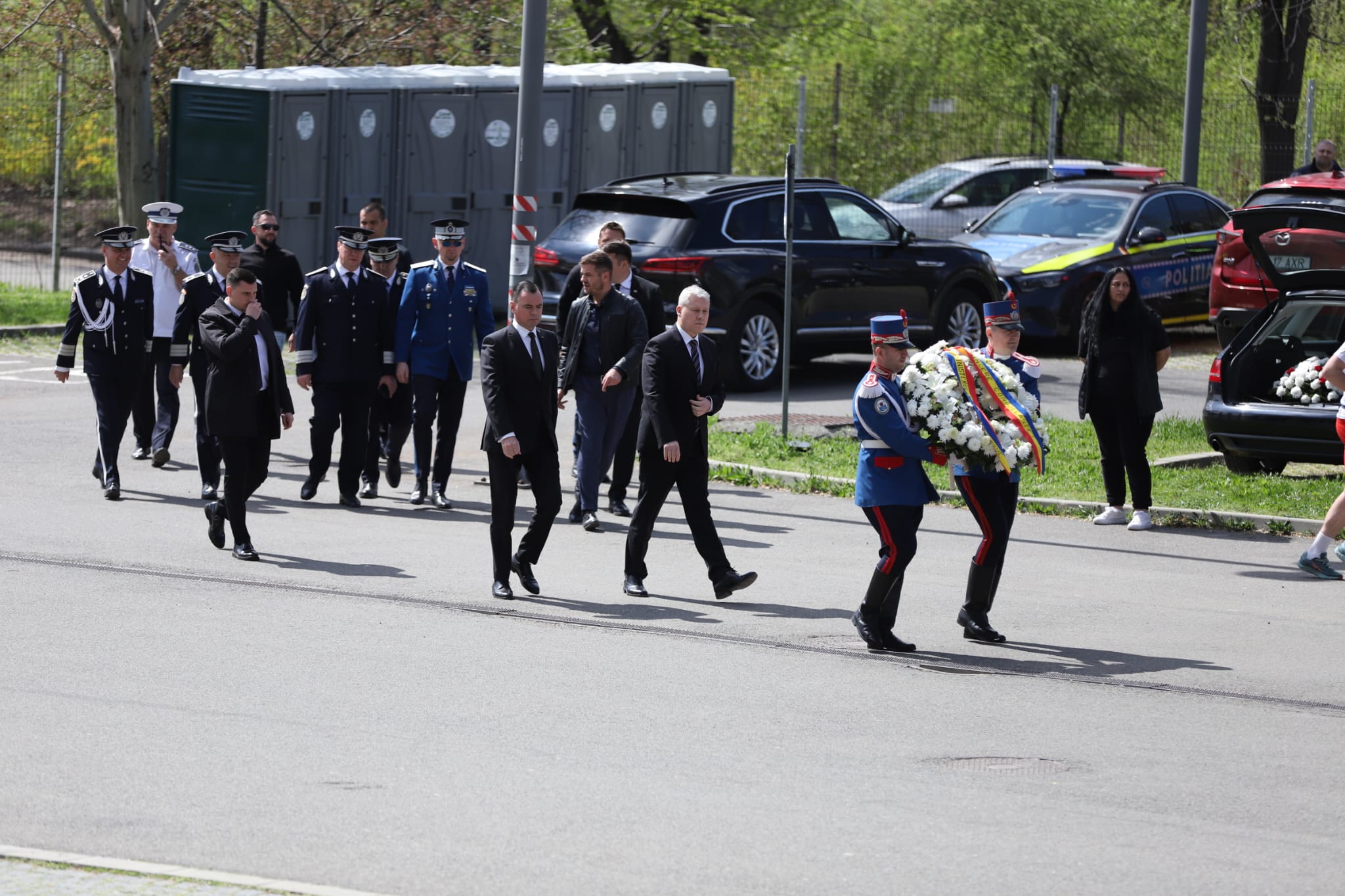 Livetext Mii de români își iau adio de la Mircea Lucescu la Arena Națională înainte de funeraliile cu onoruri militare / „Leucemia i-a provocat și grăbit sfârșitul”