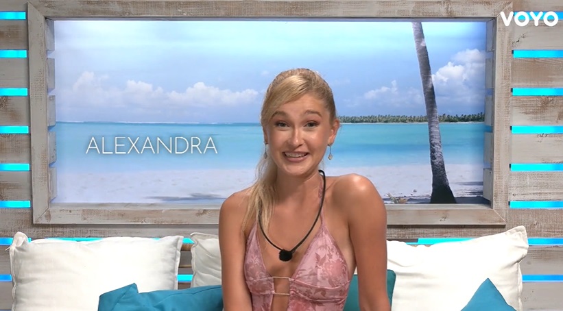 Sărut între Alexandra și Nargi la „Love Island România”, în fața camerelor de filmat. Au primit provocarea și n-au refuzat-o