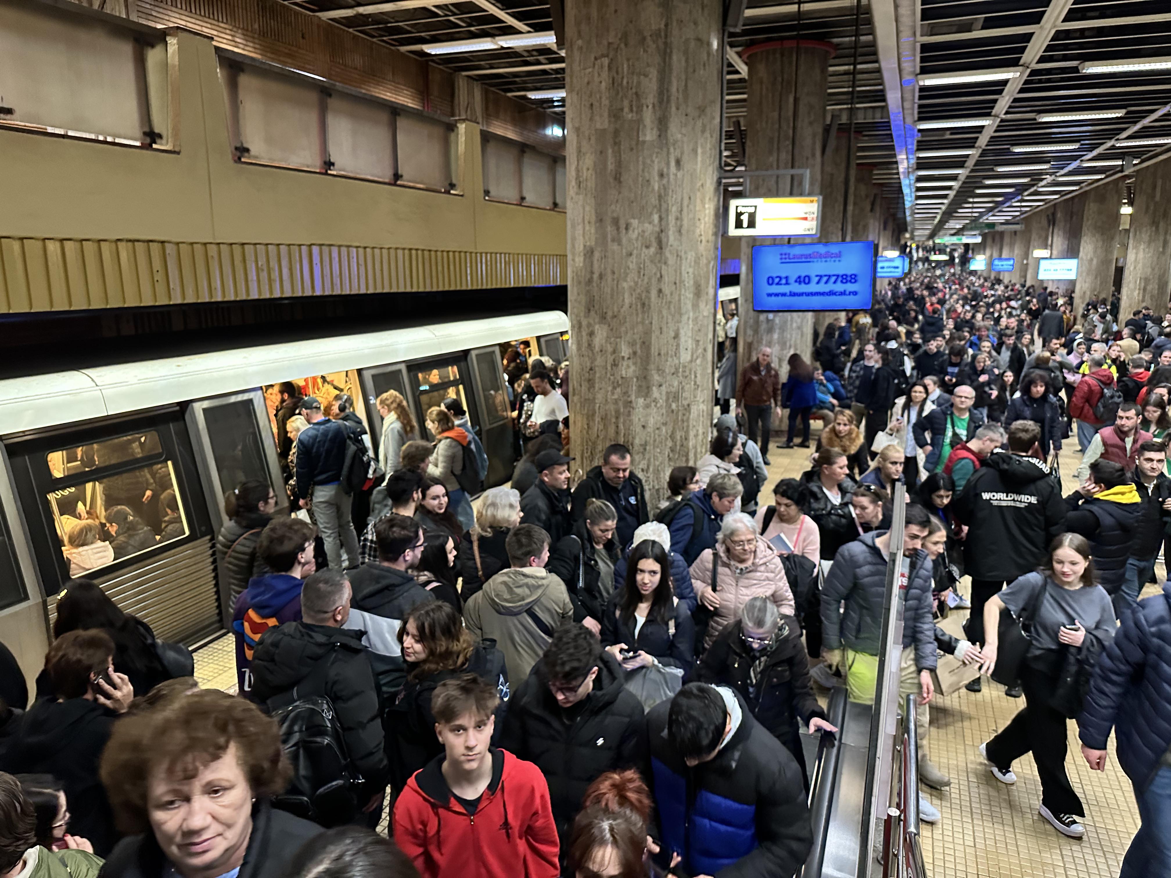 Haos la metrou pe magistralele 1 și 3, după ce două trenuri s-au tamponat în stația Timpuri Noi. Reacția Metrorex