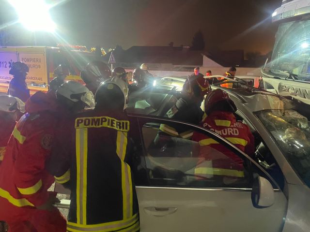 Doi morți și doi răniți într-un accident care a avut loc în Brașov. Ciocnire violentă între o mașină și un TIR