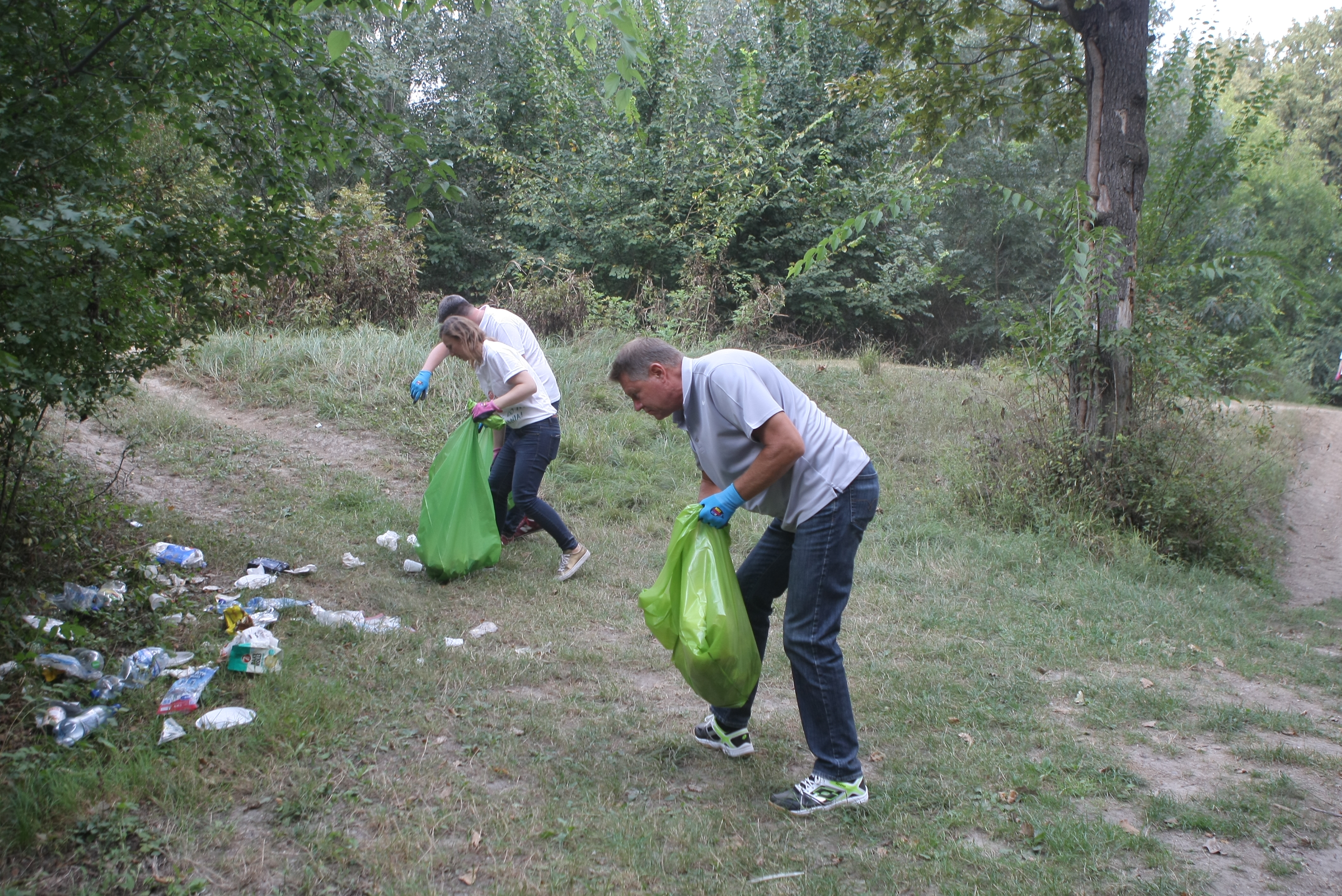 FOTO / Klaus Iohannis a adunat gunoaie în pădurea Cernica: "Mulți consideră că natura este un fel de groapă de gunoi"