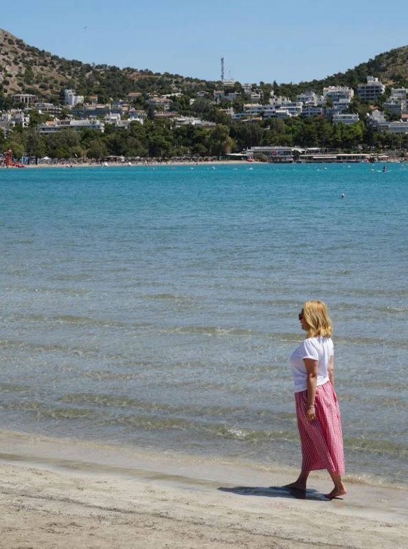 Imagini rare cu Andreea Esca în costum de baie. A petrecut câteva zile în Grecia alături de soțul ei