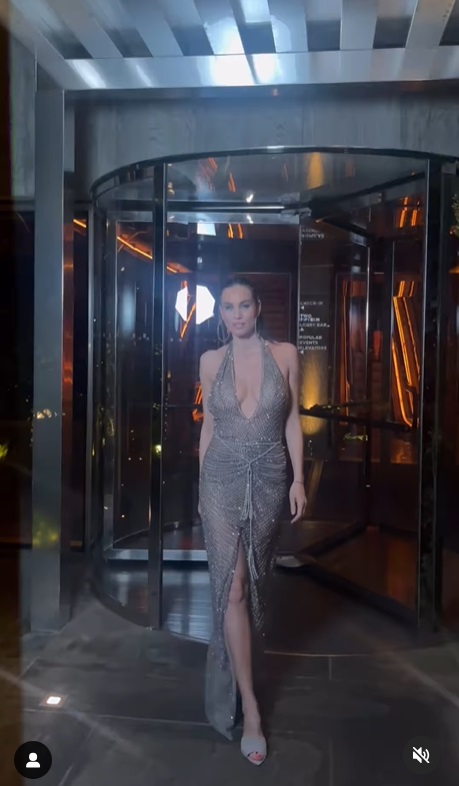 Singura româncă prezentă la petrecerea Met Gala 2024. Alina Pușcău a îmbrăcat o rochie elegantă, foarte decoltată