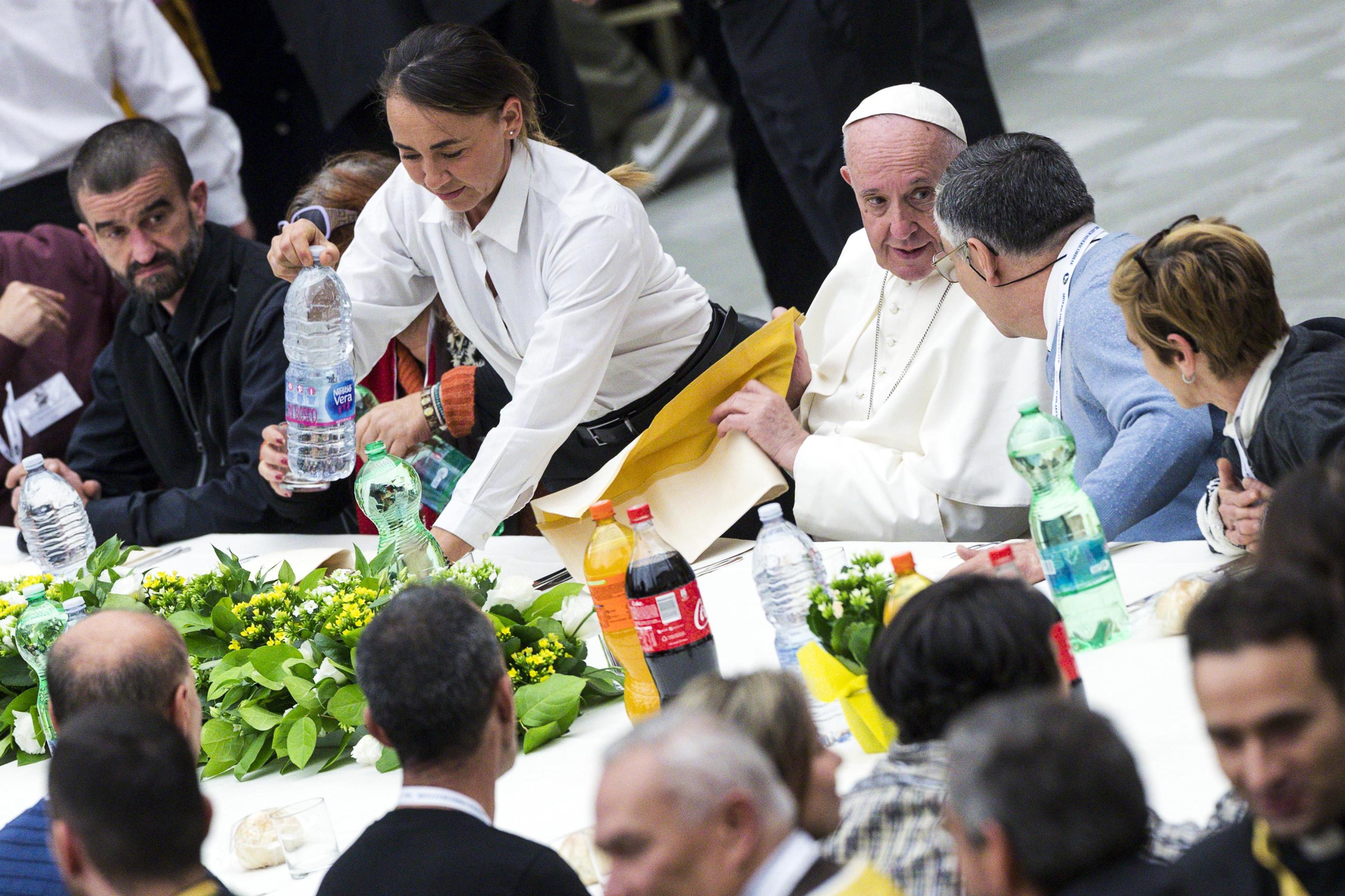 Papa Francisc a luat prânzul cu 1.500 de oameni săraci. Mesajul transmis de Suveranul Pontif