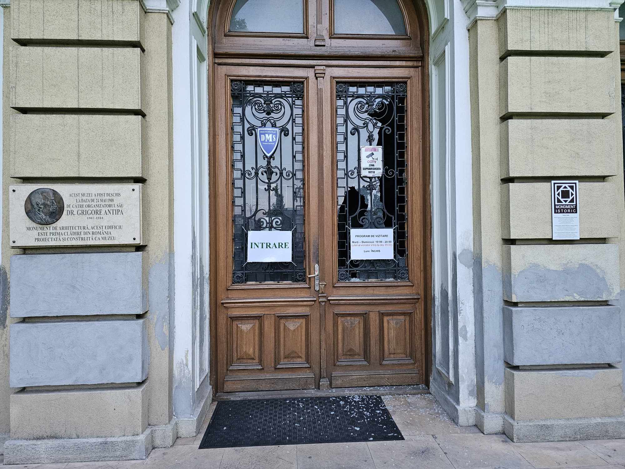 Geamuri sparte la Muzeul Antipa după închiderea programului de vizitare. Angajații instituției nu au participat la Noaptea Muzeelor 2024