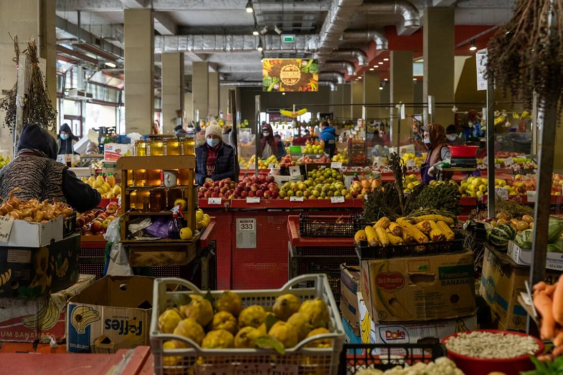 REPORTAJ. Supărarea comercianților dintr-o piață de la marginea Bucureștiului pe aglomerația de la Obor: “I-au văzut pe ei așa și ce au zis, hai să îi închidem pe toți”