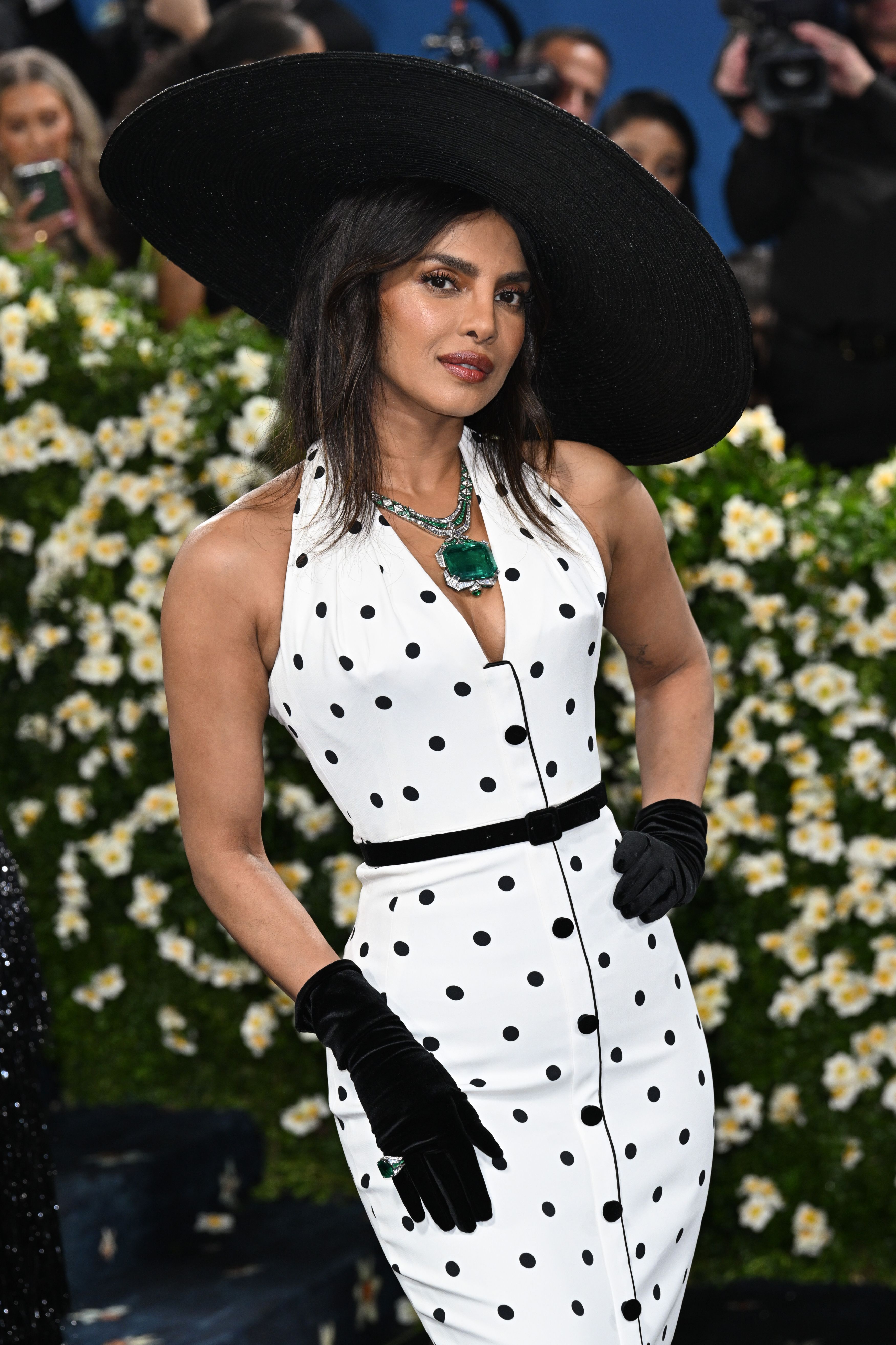 Cum au apărut vedetele la Met Gala 2025. Madonna a defilat cu un trabuc în mână, iar Kim Kardashian a atras toată atenția