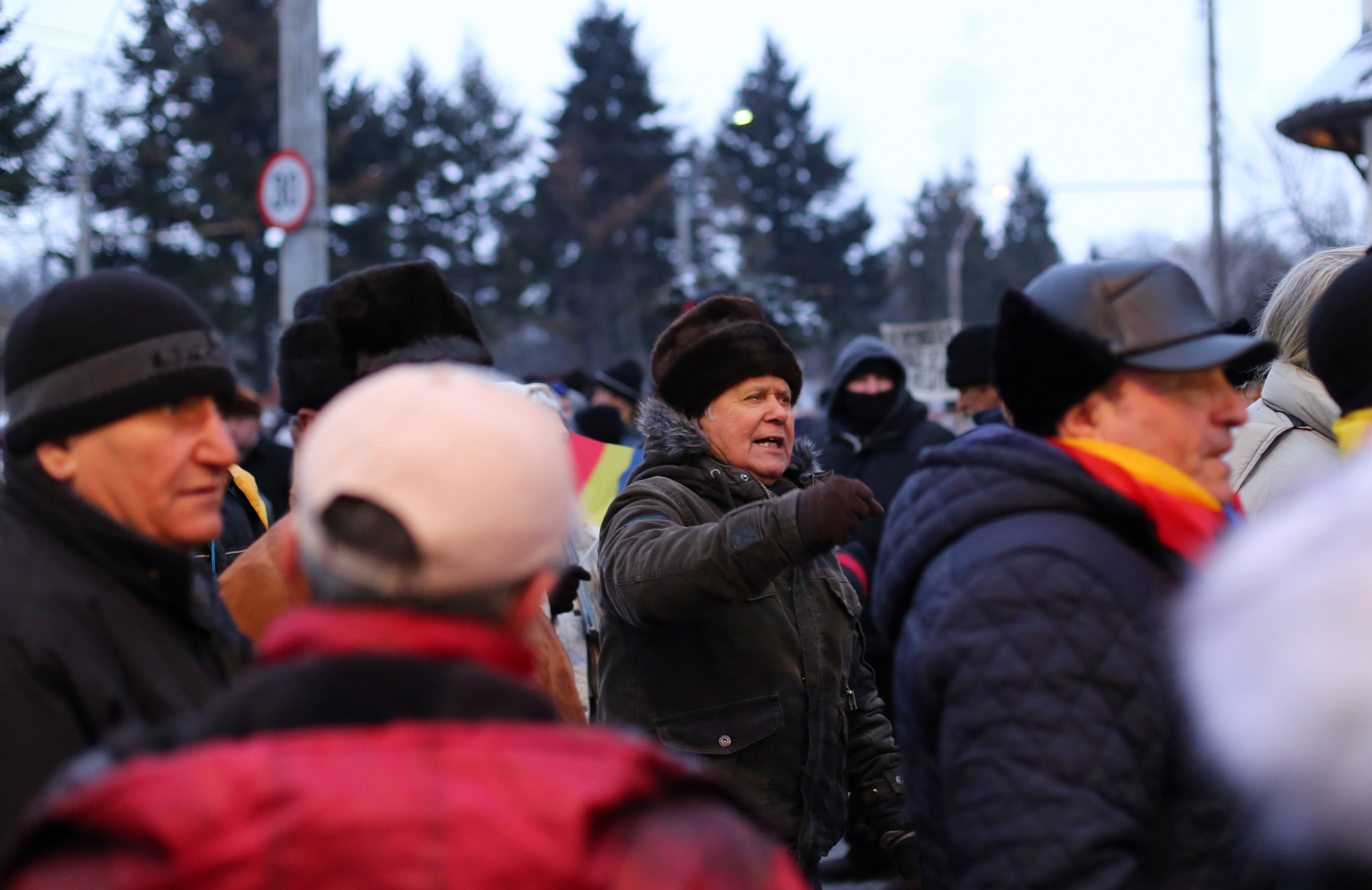 UPDATE. A 14-a zi de proteste în Capitală. Circa 1.000 de oameni s-au adunat din nou în Piața Victoriei și circa 200 la Palatul Cotroceni / FOTO