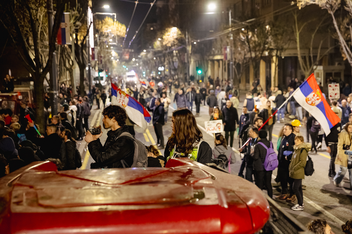 Marele protest de la Belgrad văzut din mulțime: Cratițele și tăcerea care au speriat Puterea FOTOREPORTAJ