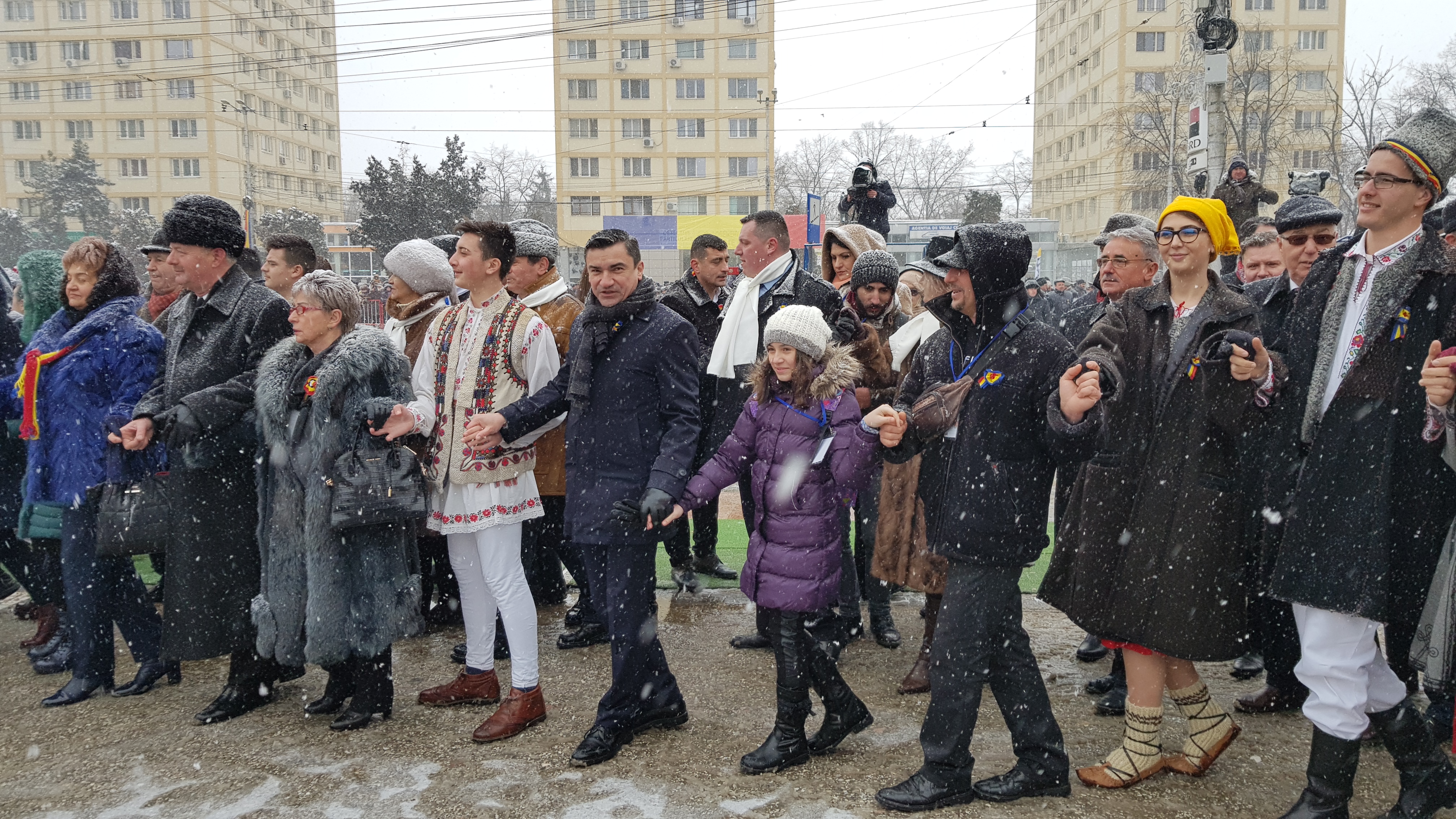 VIDEO&FOTO/ Ninsoare abundentă, huiduieli și discursuri anoste la Iași, în ziua Micii Uniri