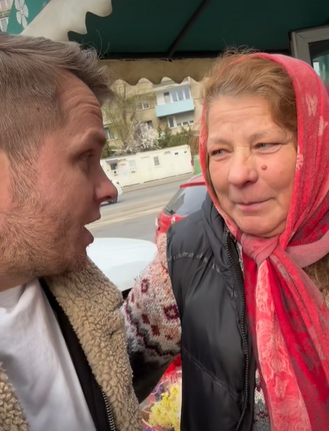 Soacra lui Codin Maticiuc vinde flori în București. Cu basma pe cap și zâmbetul pe buze, doamna Paula s-a bucurat că ginerele a vizitat-o la muncă