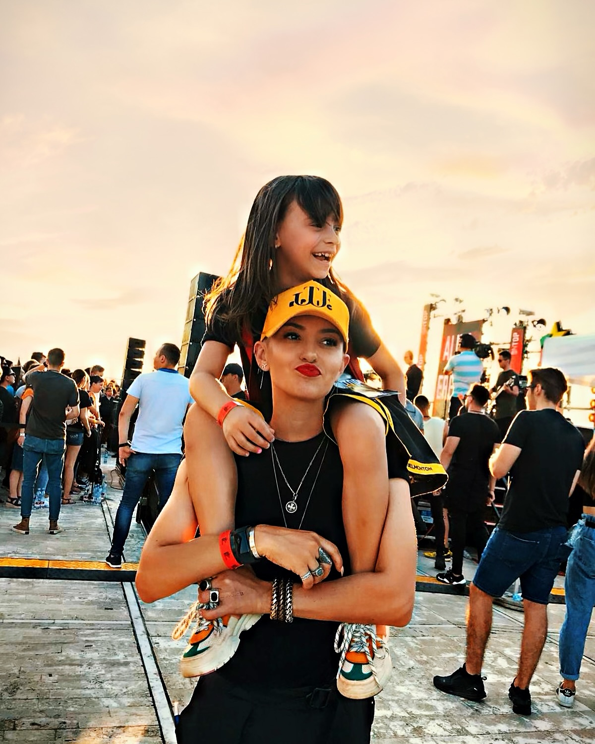 Cum arată fiica Giuliei Anghelescu și a lui Vlad Huidu. Antonia a împlinit 13 ani. „Ești un fel de combinație între Wonder Woman și Hermione”