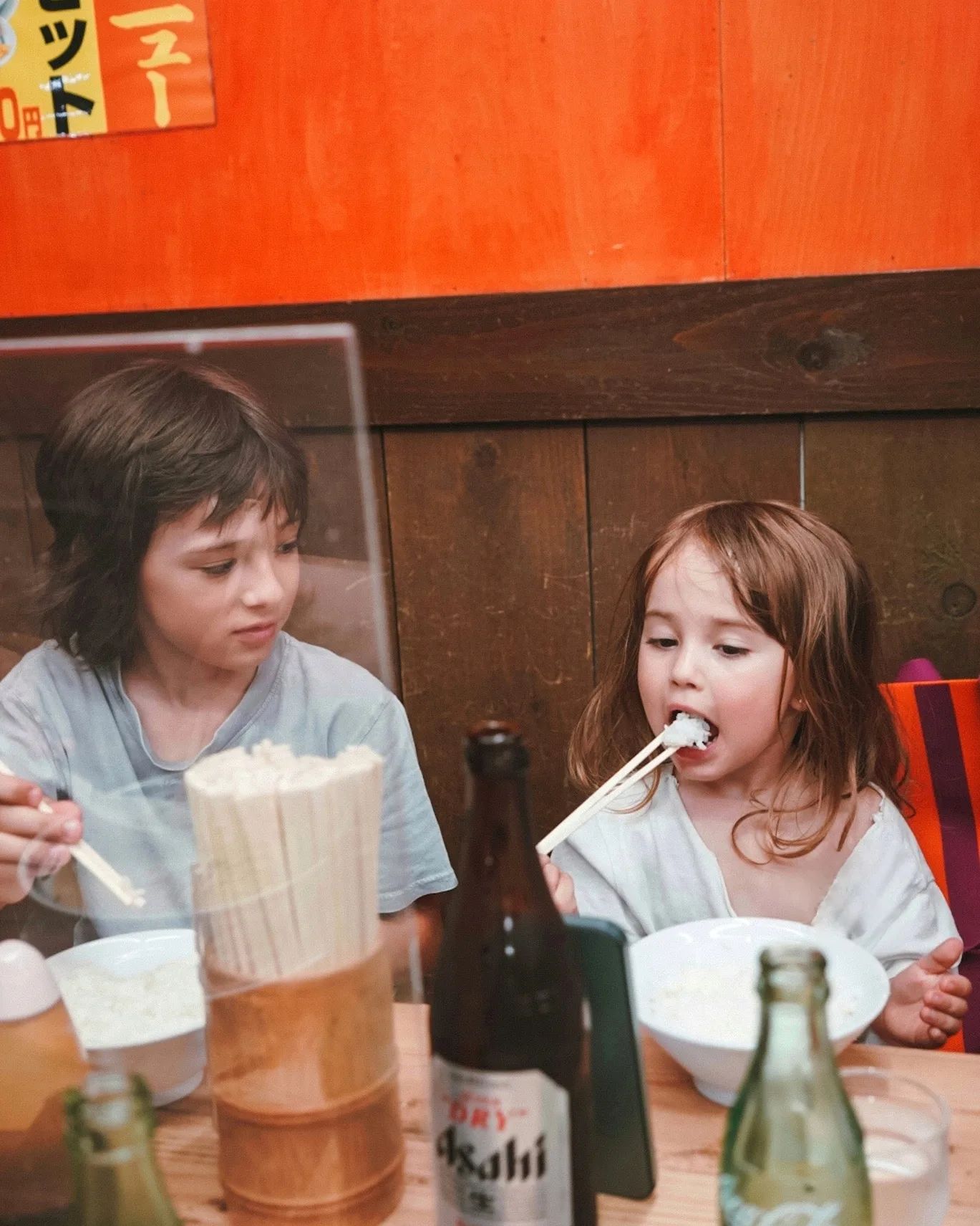 Imagini din vacanța Danei Rogoz cu familia, în Tokyo. Cum a apărut actrița alături de copiii ei și de băiatul soțul ei