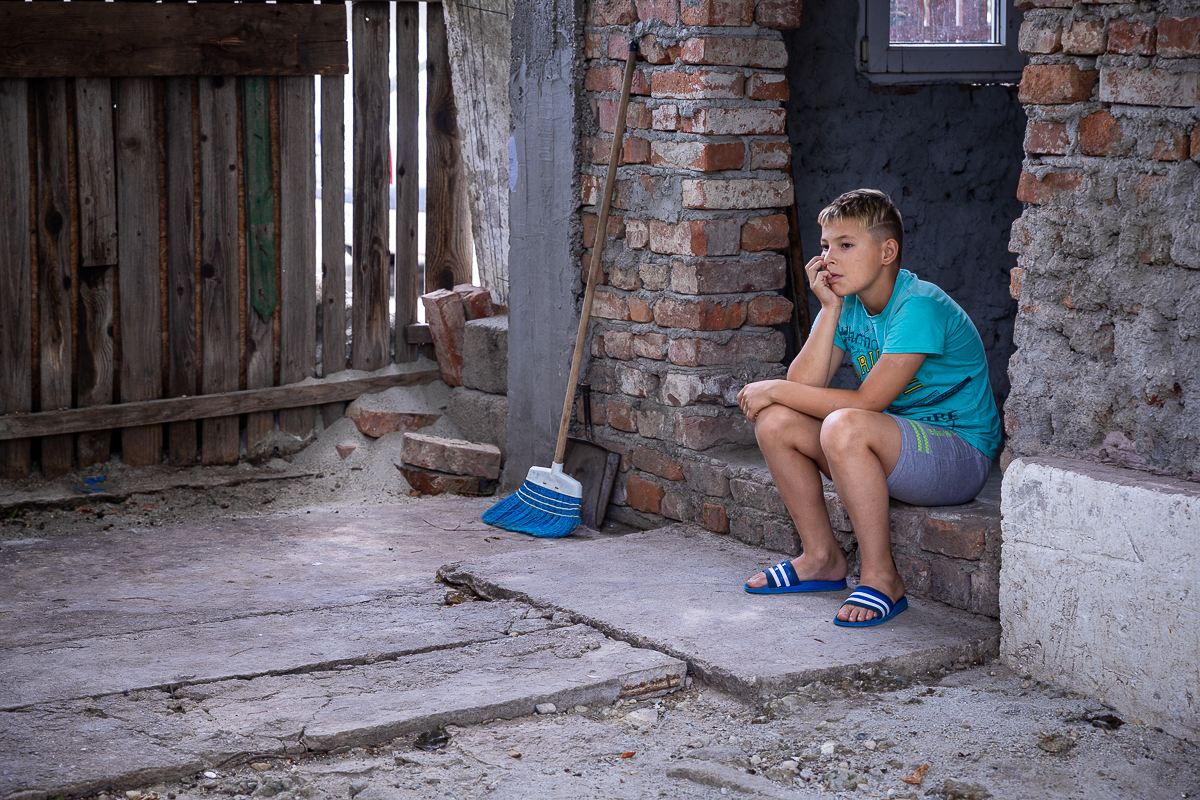 La 19 ani, abandonat de părinţi, Cristi pune pâinea pe masă şi îşi creşte fratele mai mic! “Mama ne-a luat şi televizorul când a plecat”