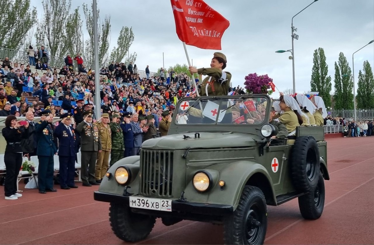 Paradă militară a grădinițelor, pe un stadion dintr-un oraș rusesc din apropierea Ucrainei, pe coasta Mării Azov