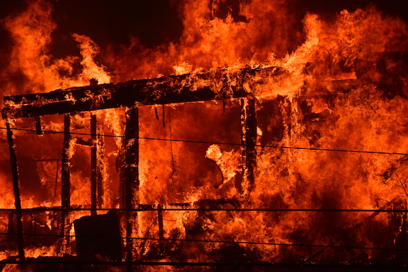 Arde celebrul cartier Pacific Palisades, în care locuiesc Ben Affleck și Kamala Harris. Zeci de mii de oameni fug de flăcări 