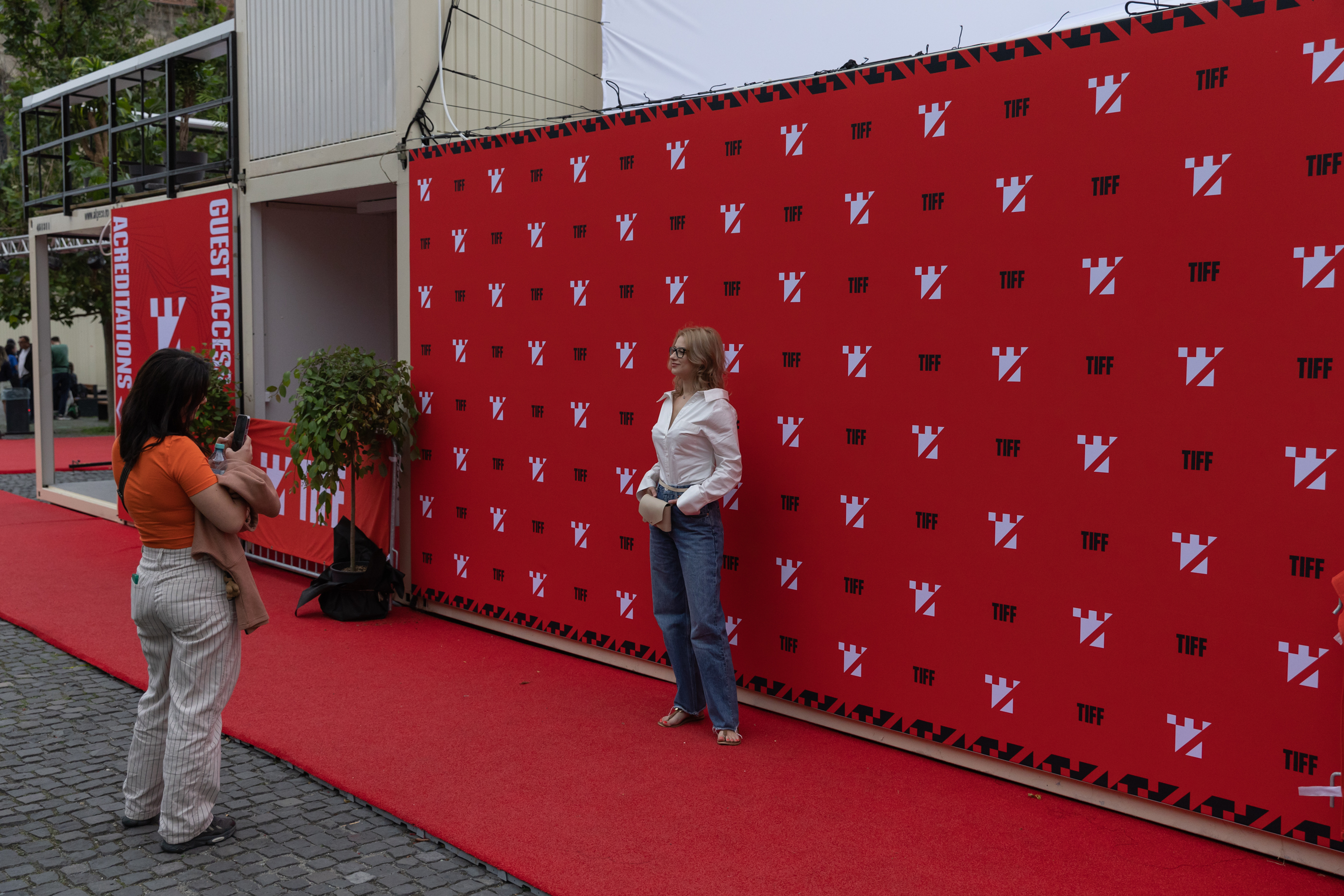 FOTOREPORTAJ Cum a fost la TIFF 2023: filme în ploaie, gropi și gulaș, la ultima aglomerație înainte de vacanță