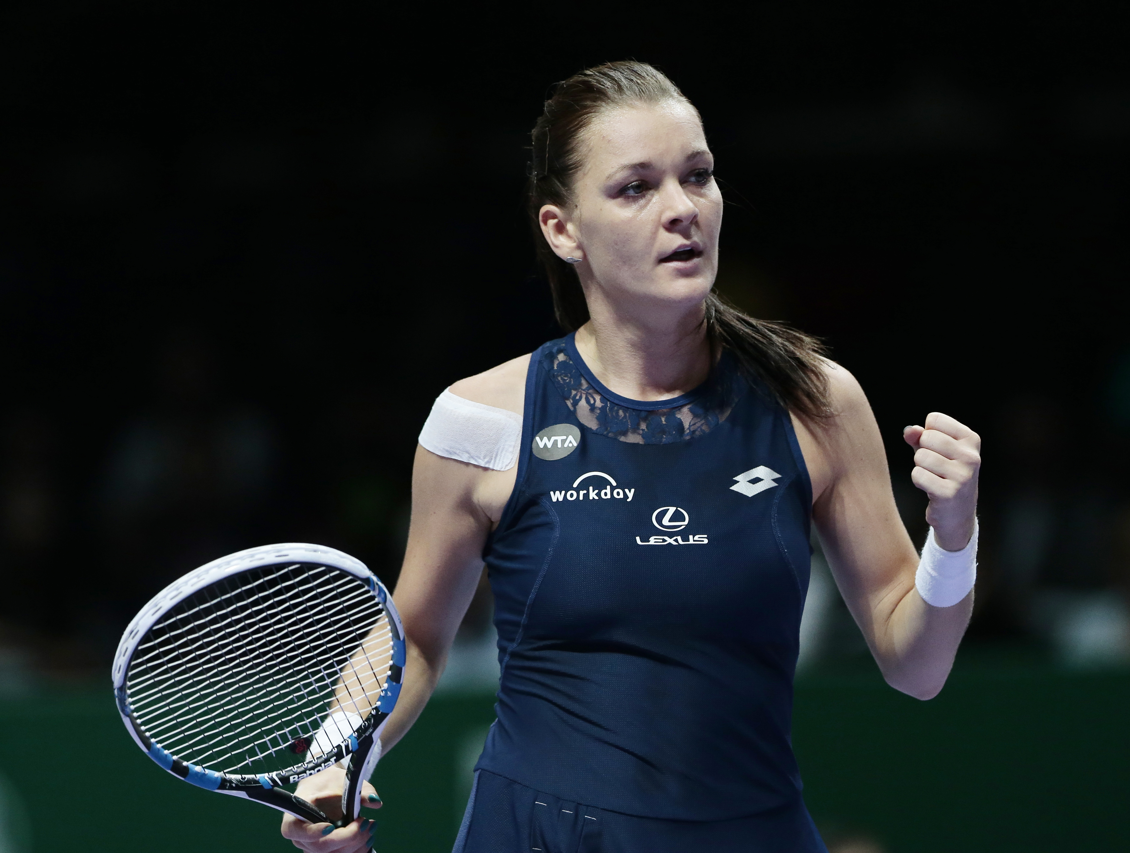 DEZASTRU LA TURNEUL CAMPIOANELOR. Halep a fost învinsă în două seturi de Radwanska şi a ratat semifinalele. A cedat psihic, după ce a pierdut primul set la tiebreak, 5-7, de la 5-1. Simona va încasa 304.000 $. Încheie anul pe 2! / FOTO&VIDEO