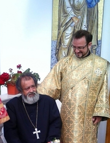 Pelerinaj la mormântul preotului Mihai Negrea care a crescut 117 copii. Flori și lumânări pentru părinte