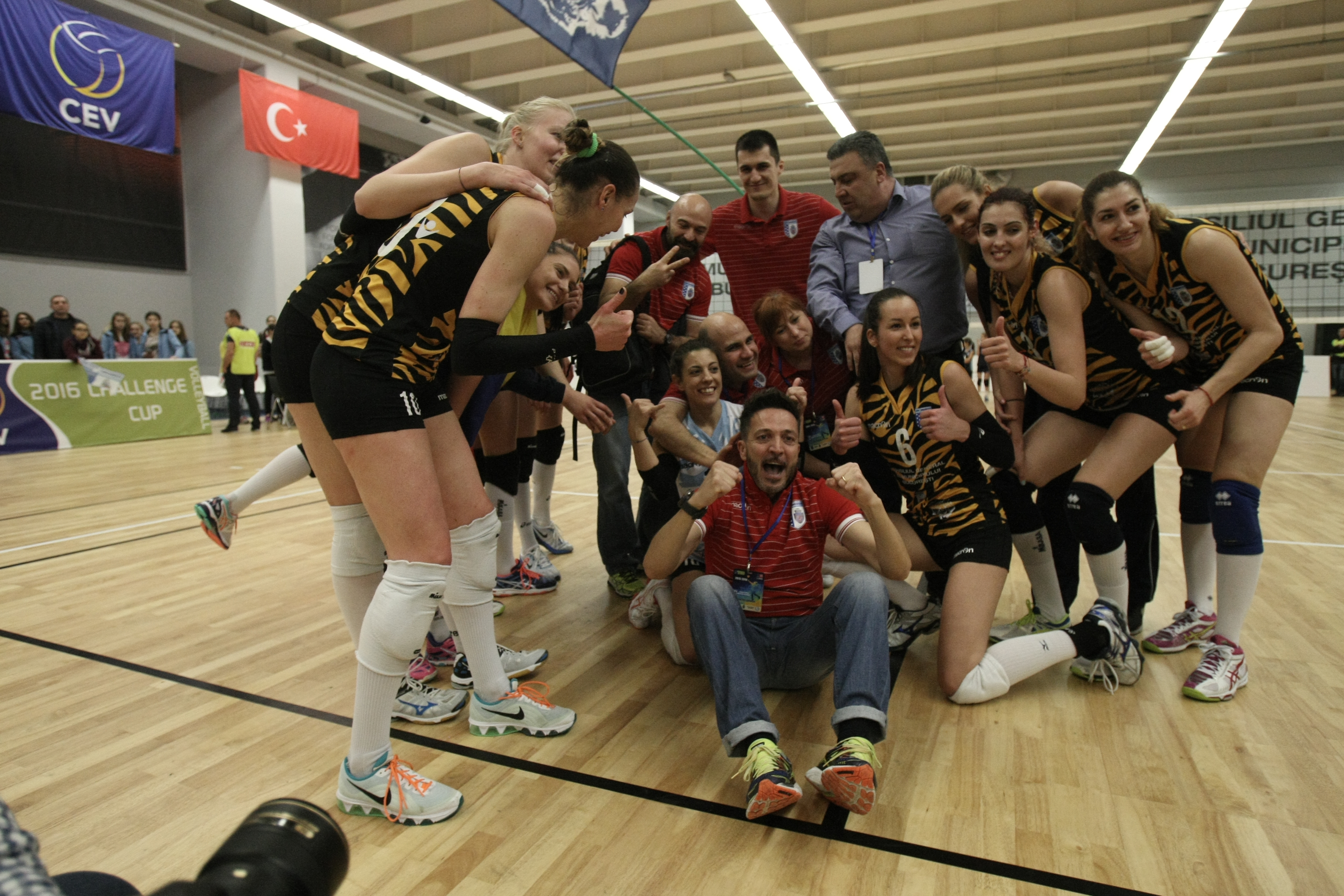 Semifinale, Cupa Challenge: CSM București - Bursa 3-0.^”Tigroaicele” sunt finaliste! Premieră pentru voleiul feminin românesc / GALERIE FOTO