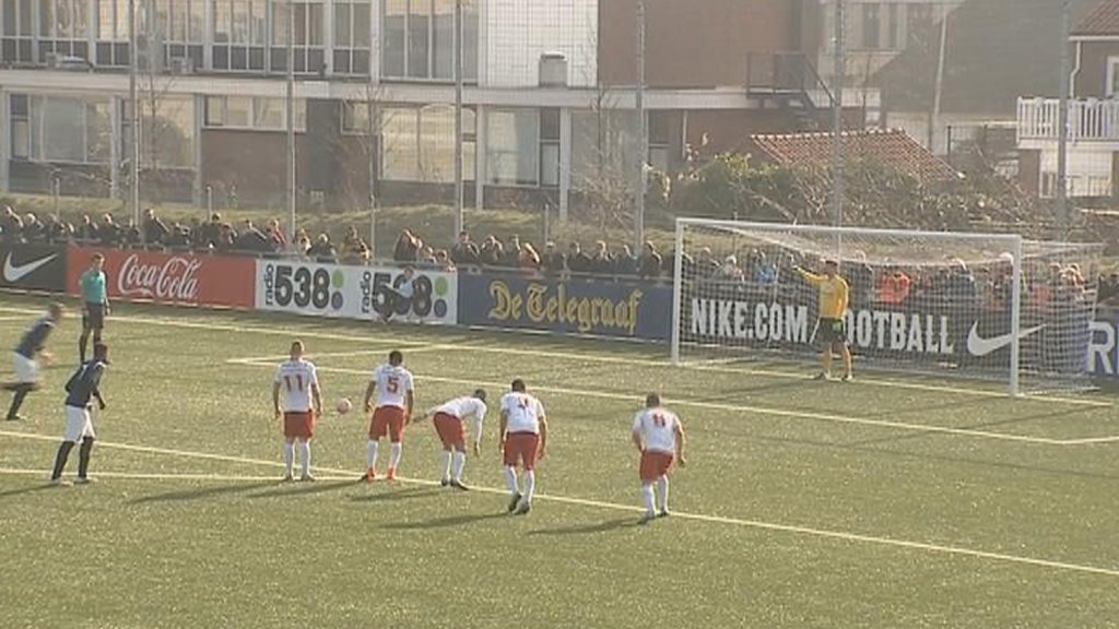 Van der Sar a revenit pe teren la 45 de ani. A apărat un 11 metri și și-a salvat echipa de la eșec
