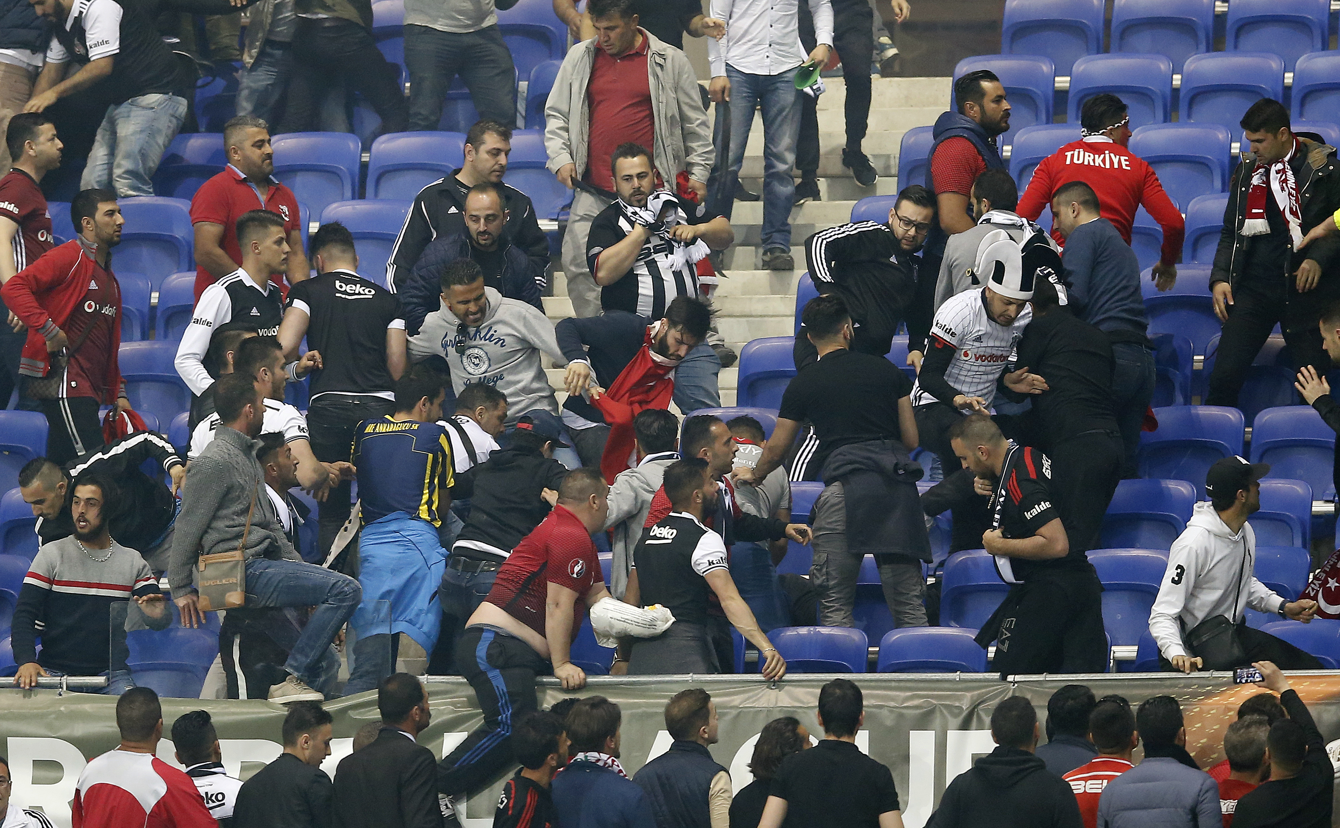 Scene apocaliptice la Lyon, înaintea meciului cu Beșiktaș din Liga Europa. Fanii turci au atacat suporterii gazdelor. Francezii s-au refugiat pe teren. Partida, întârziată 55 de minute / FOTO&VIDEO
