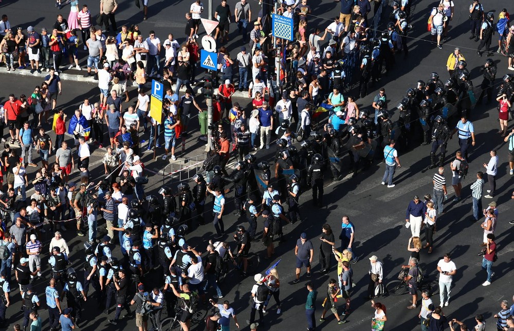 UPDATE. Război de stradă între jandarmi și huligani, în Piața Victoriei. 452 de persoane rănite / VIDEO&FOTO