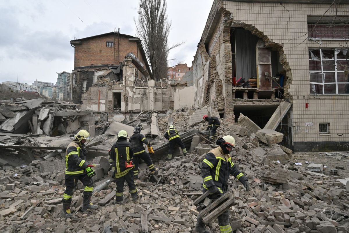 Rusia a atacat din nou Kievul cu rachete. Imagini cu urmările loviturilor asupra Capitalei ucrainene