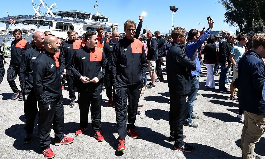 Fotbaliștii unei mari echipe din Anglia au intrat în pușcărie, cu tot cu antrenor, pentru 31 de dolari / GALERIE FOTO și VIDEO