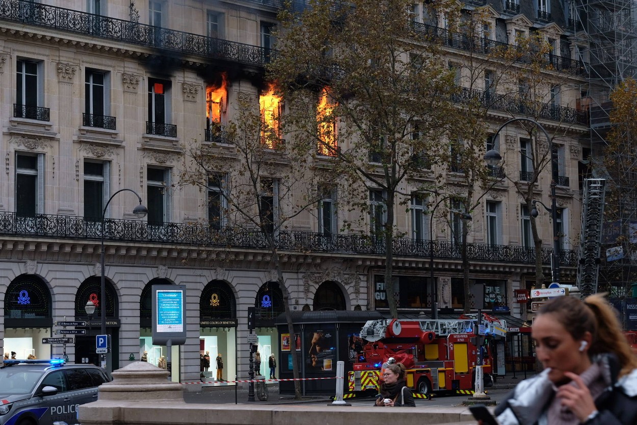 VIDEO | Incendiu puternic în centrul Parisului, lângă Opera Garnier